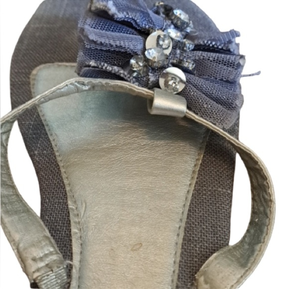 Simply Vera Vera Wang size 10 blue denim & silver thong sandal rhinestone detail - Picture 3 of 7